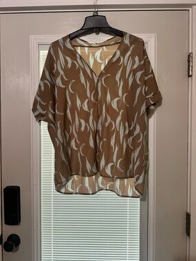 Women's taupe Short-Sleeve V-Neck Blouse with light blue Print